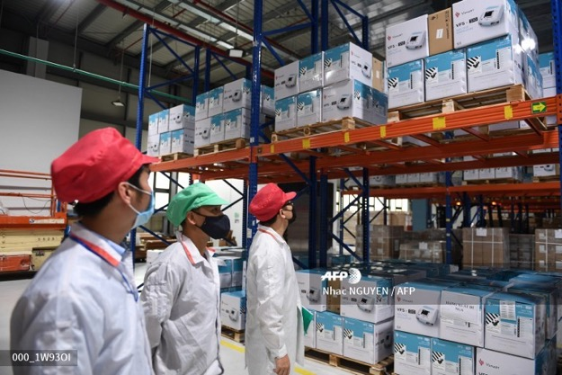 Máy thở đạt tiêu chuẩn sẽ được đóng gói và sẵn sàng chuyển tới các thị trường trong và ngoài nước. Hình ảnh do AFP thực hiện.