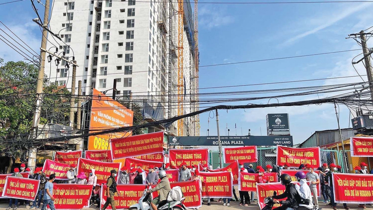 Người dân liên tục căng băng-rôn yêu cầu được bàn giao căn hộ Dự án Roxana Plaza ở thành phố Thuận An, tỉnh Bình Dương.
