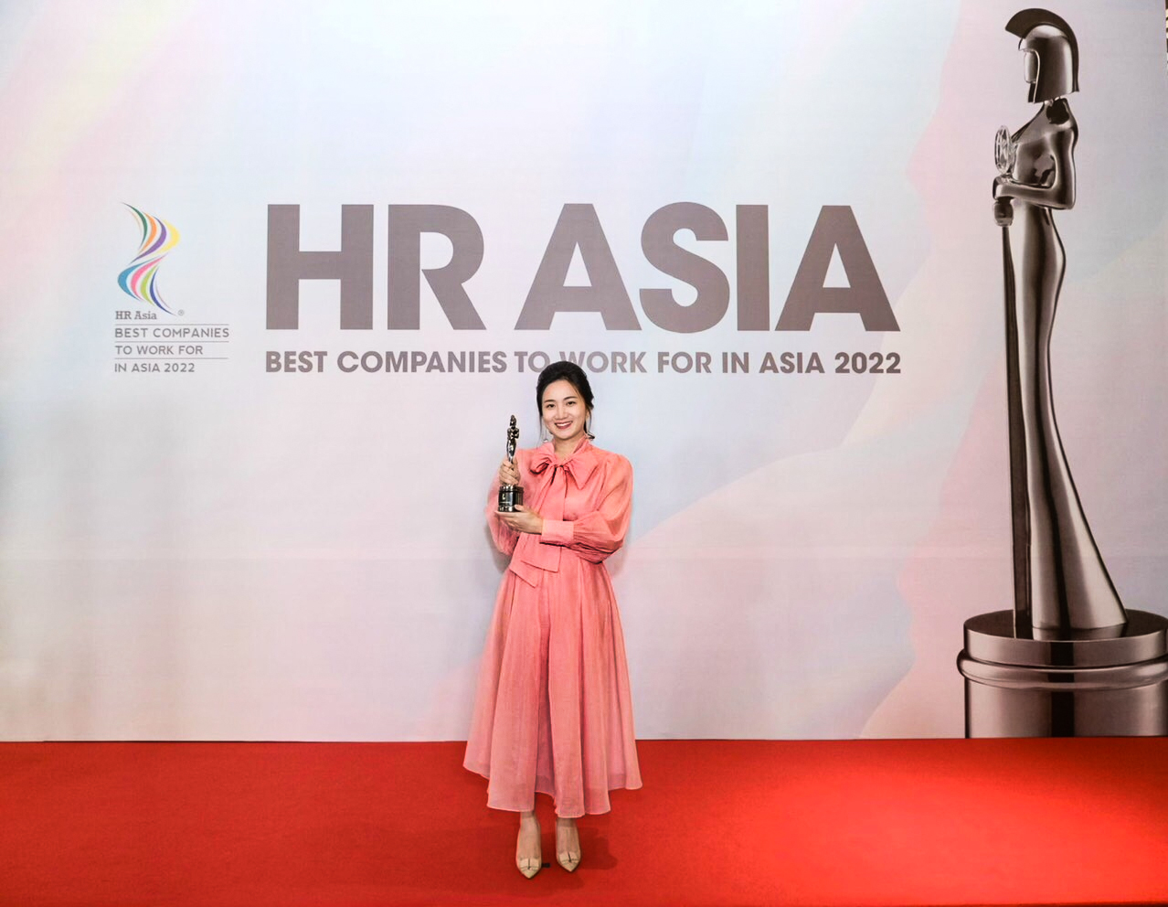Bà Nguyễn Thu Trang – Giám đốc Nhân sự, đại diện Tập đoàn TNG Holdings Vietnam nhận giải thưởng “Nơi làm việc tốt nhất Châu Á” 2022