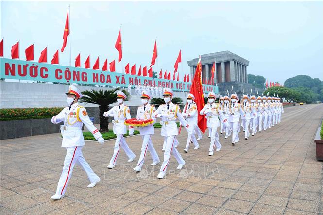 Đội tiêu binh diễu hành qua cửa Lăng Bác. 