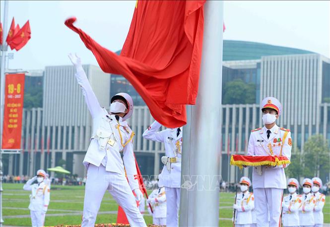 Đúng 6h, khi Quốc ca vang lên, người lính tung cờ và lá Quốc kỳ được kéo lên cột cờ cao 29 m. 
