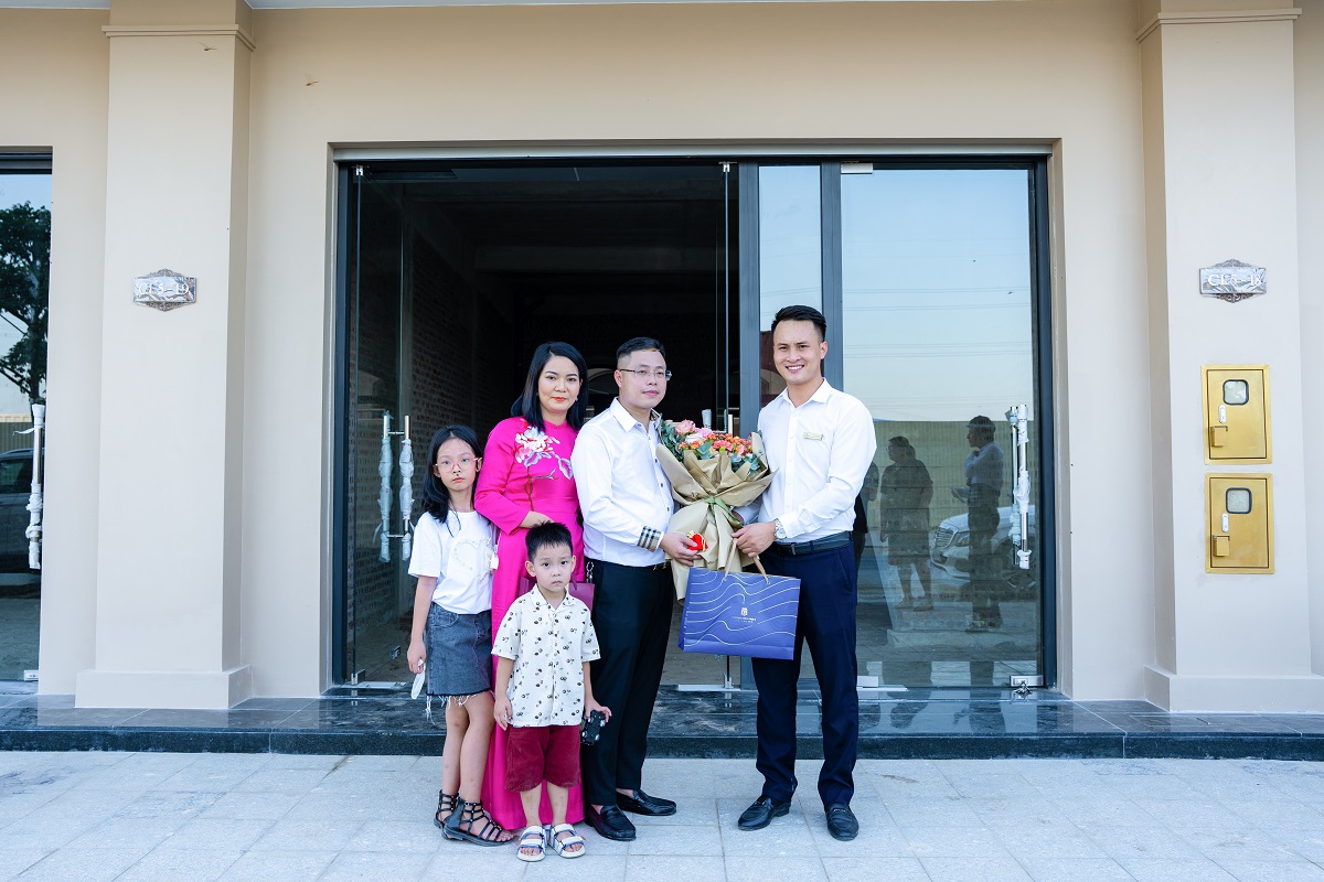 Gia đình khách hàng Thiều Ngọc Sơn chụp ảnh lưu niệm trước cửa căn shophouse CL 05 - 19