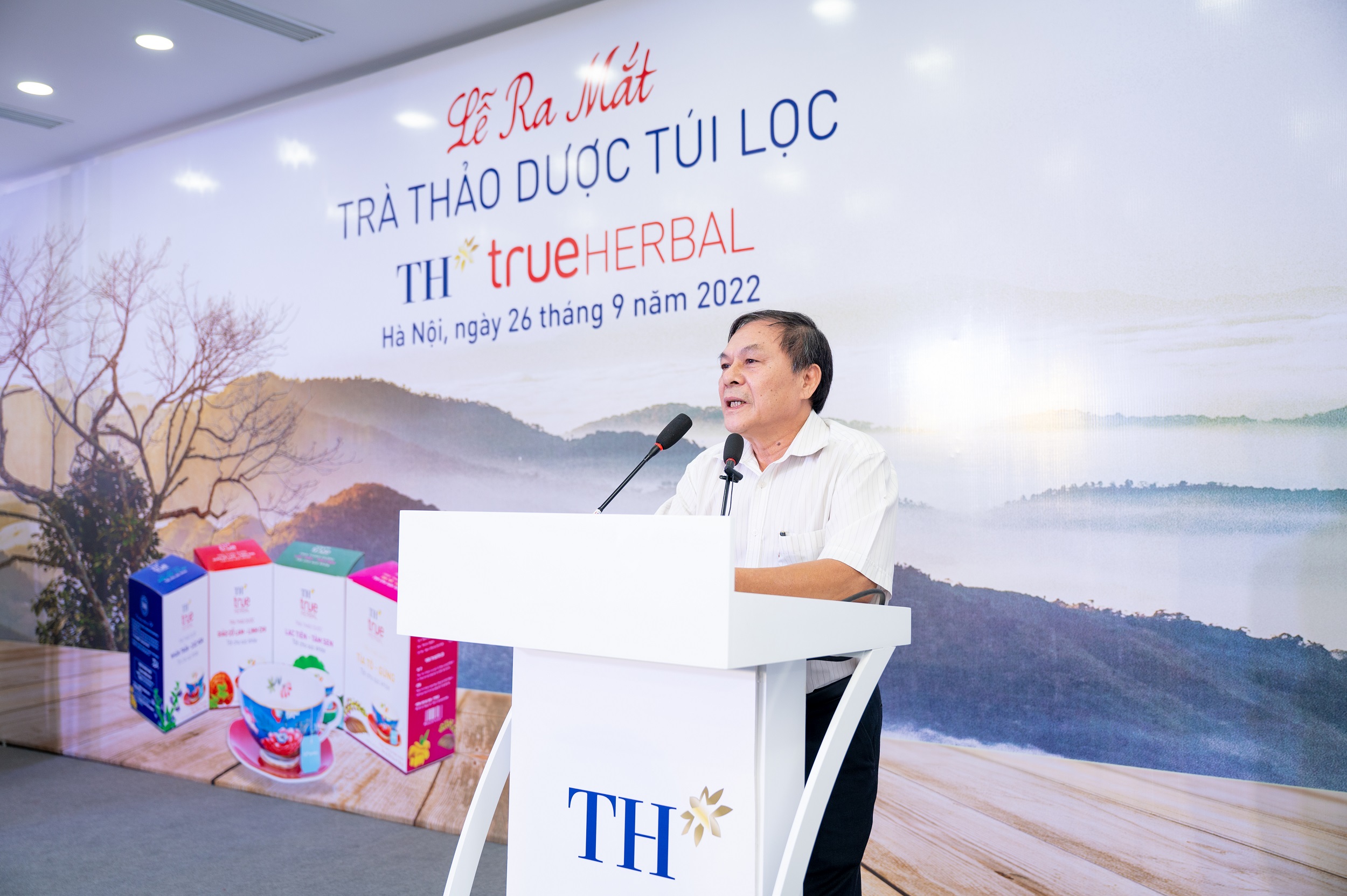 PGS.TS Thuần đánh giá cao việc Tập đoàn TH chỉ chọn 2 dược liệu cho mỗi loại trà để đảm bảo cho sự tinh túy của nguyên liệu.