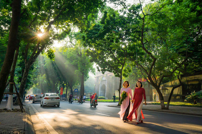 Du khách du lịch cuối thu ở Hà Nội có thể lựa chọn lộ trình quanh khu Hồ Gươm, báo Hà Nội Mới, rẽ qua quảng trường Đông Kinh Nghĩa Thục và đến Nhà thờ lớn để ngắm nhìn những điểm tham quan nổi bật nhất trong khu phố cổ. Ảnh: Internet