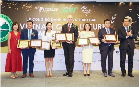 Đại diện Tập đoàn BRG (giữa) nhận giải thưởng “Vietnam Golf & Leisure Awards 2022”