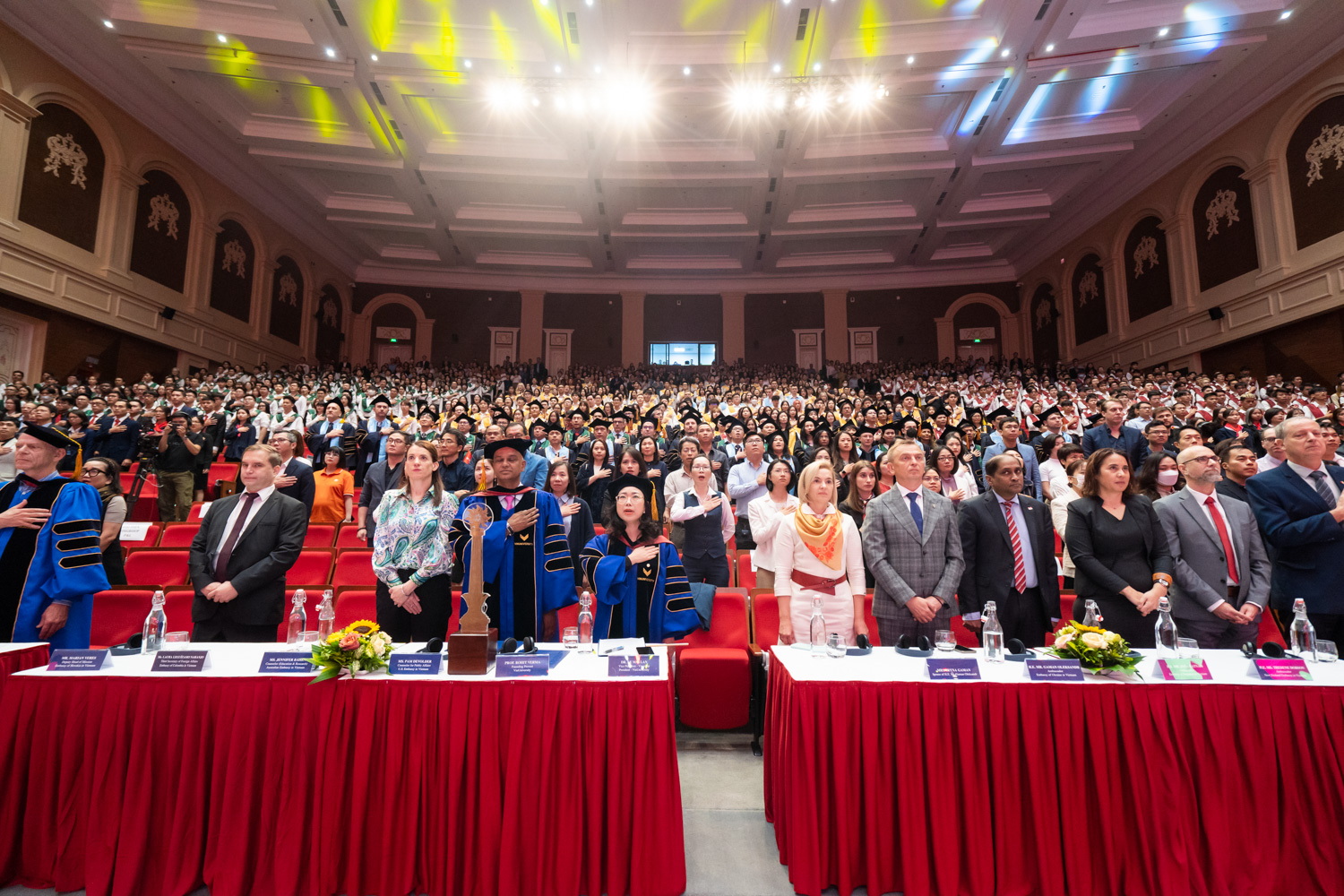 Lễ khai giảng của VinUni vinh dự được đón tiếp gần 1.500 người là các quan khách, lãnh đạo, giảng viên, phụ huynh và các thế hệ sinh viên của trường.