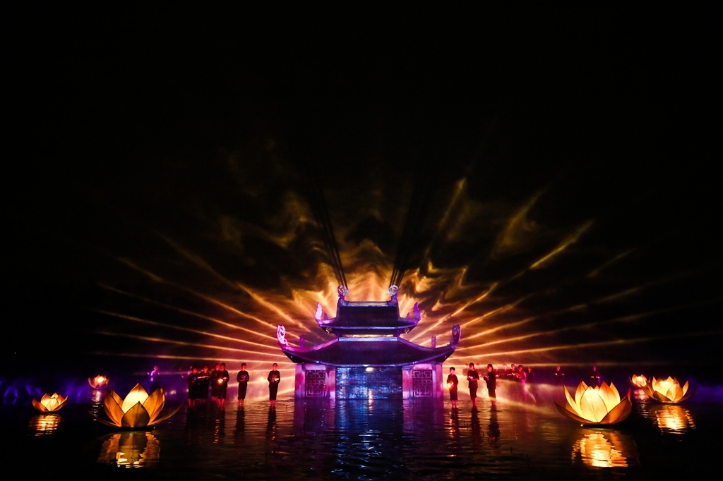 Dự án sẽ có những show biểu diễn nghệ thuật thực cảnh như Kí ức Hội An, Tinh Hoa Bắc Bộ  mang đến cho du khách trải nghiệm độc đáo
