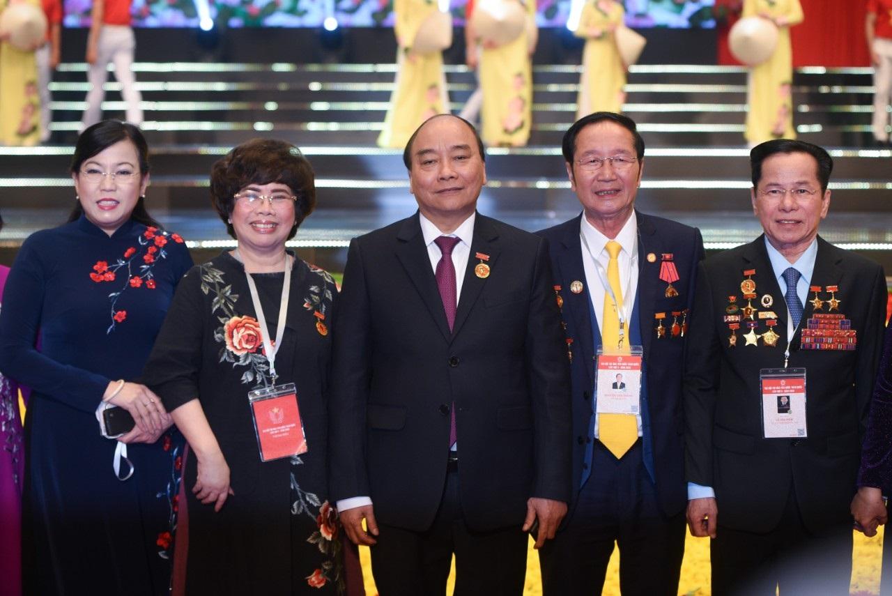 Thủ tướng Nguyễn Xuân Phúc chụp ảnh lưu niệm cùng doanh nhân Thái Hương (thứ 2 từ trái sang) và các đại biểu, điển hình tiên tiến tại Đại hội Thi đua yêu nước diễn ra sáng 10/12/2020.