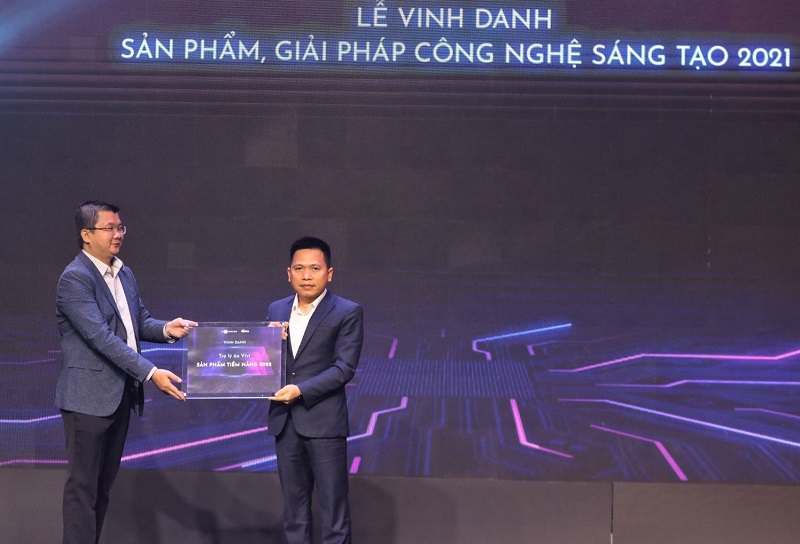 Đại diện VinBigData nhận giải hạng mục Sản phẩm công nghệ tiềm năng 2022 cho sản phẩm Trợ lý ảo ViVi.