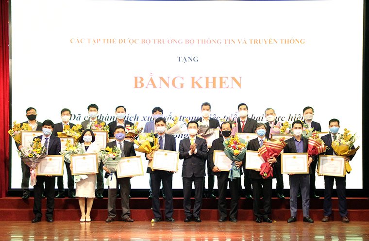 Bộ trưởng Bộ TT&TT Nguyễn Mạnh Hùng trao tặng Bằng khen của Bộ trưởng Bộ TT&TT cho các tập thể có thành tích xuất sắc trong thực hiện triển khai Đề án số hóa truyền hình 