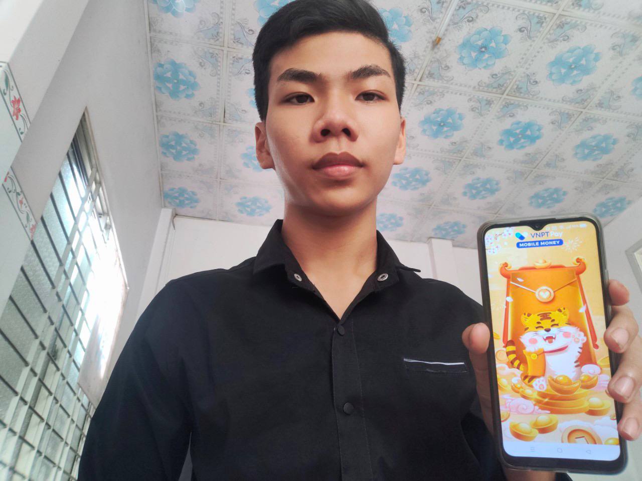 Anh Phạm Văn Tấn Phát (Bến Tre) - Khách hàng may mắn trúng vàng từ chương trình Lì xì vàng - Tết rộn ràng của VNPT.