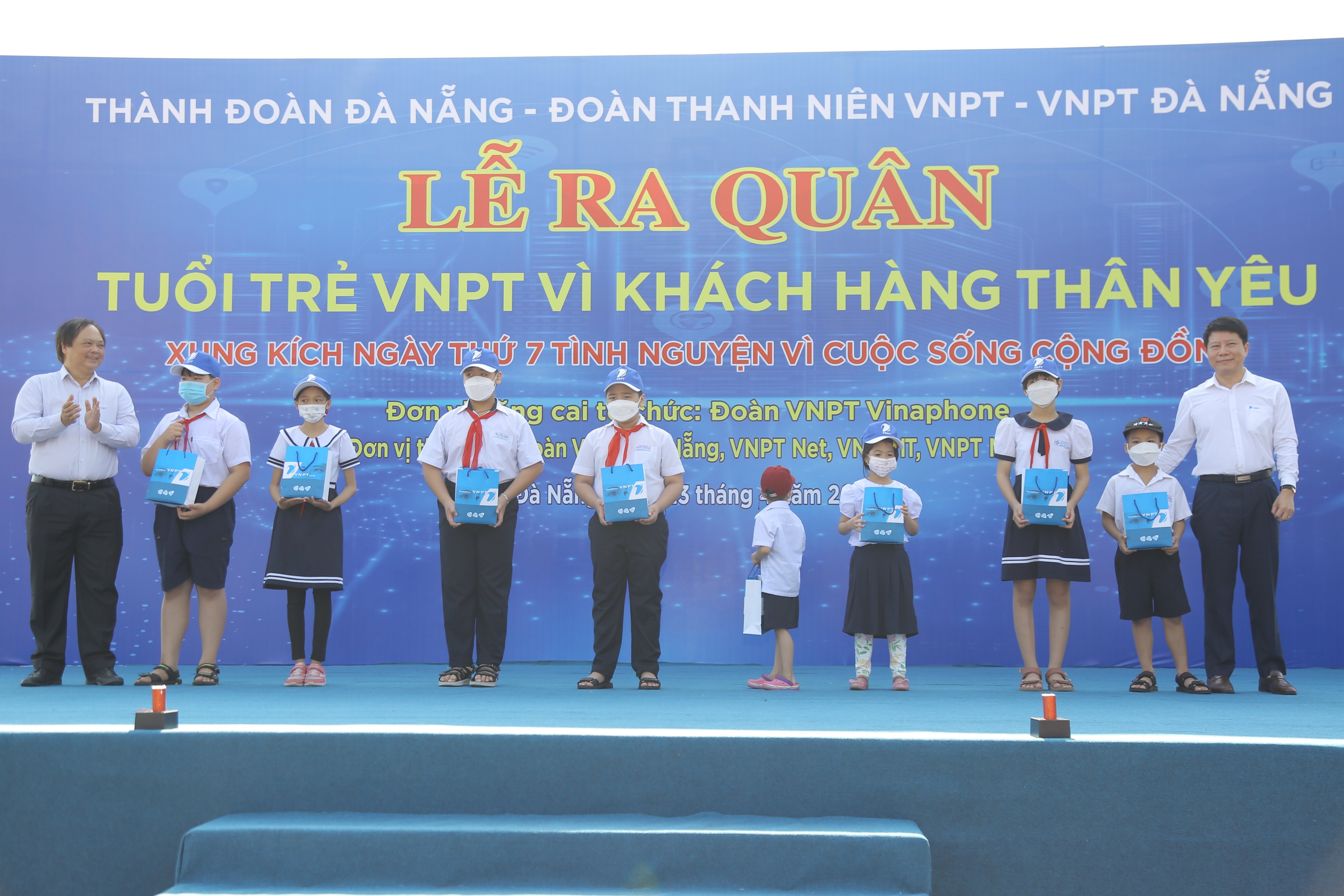 Tập đoàn VNPT trao học bổng cho các em học sinh có hoàn cảnh khó khăn