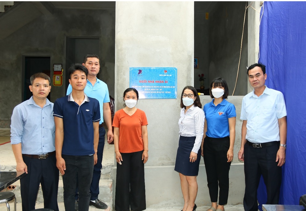 Bà Trần Thị Thanh Hương, Phó Chủ tịch Công đoàn TTKD VNPT Hà Nội cùng đại diện Lãnh đạo Huyện đoàn Sóc Sơn chụp hình lưu niệm cùng gia đình chị Nguyễn Thị Thanh Vân.