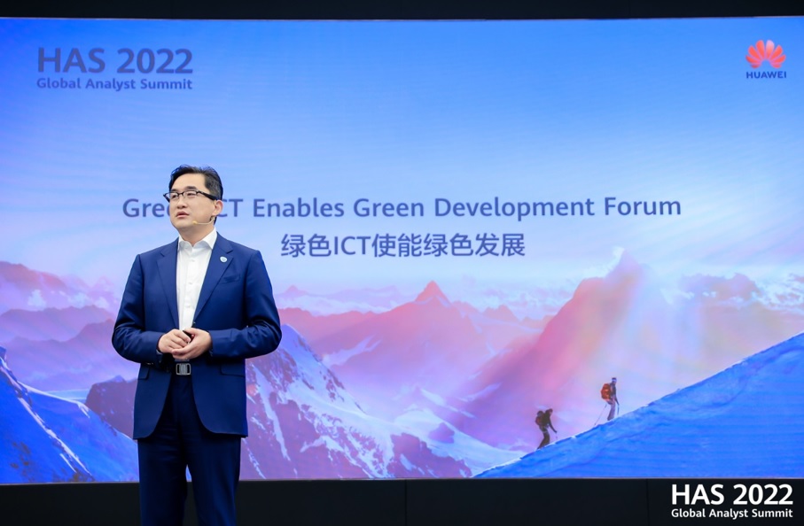  Ông Kevin Zhang, Giám đốc Marketing Mảng Kinh doanh Cơ sở hạ tầng ICT của Huawei trình bày báo cáo Phát triển Xanh 2030 tại HAS 2022.