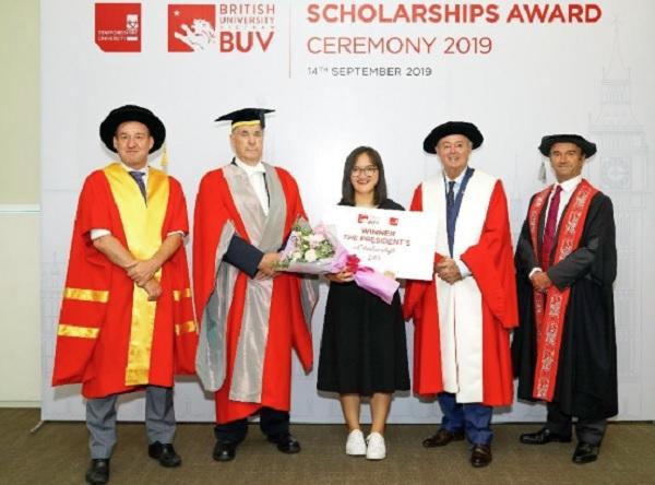 2020 là năm đầu tiên BUV trao tặng “Học bổng Đại sứ Vương quốc Anh” - học bổng toàn phần danh giá trị giá 800 triệu đồng. 
