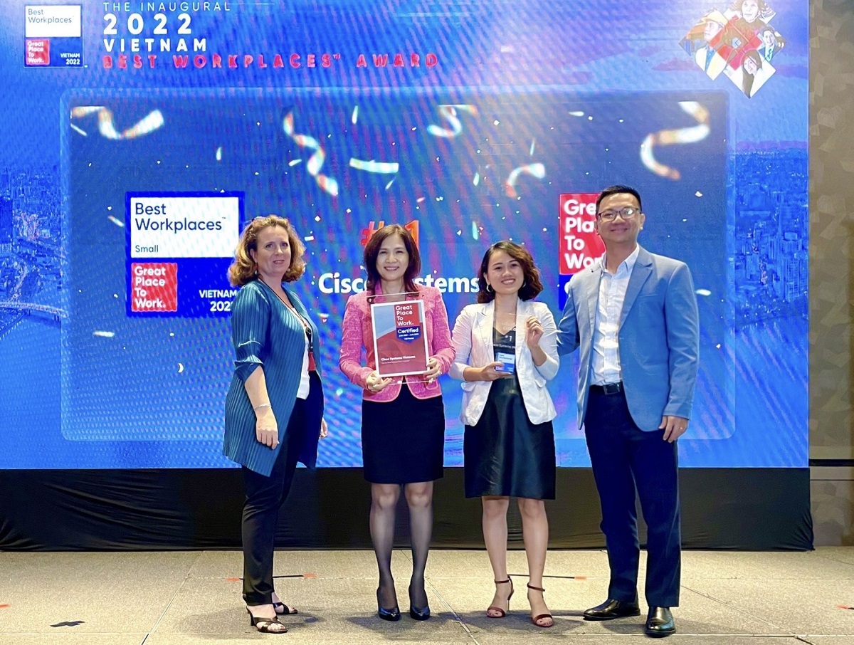 Bà Lương Thị Lệ Thủy - Tổng Giám đốc Cisco Việt Nam (thứ hai từ trái sang) nhận Giải thưởng