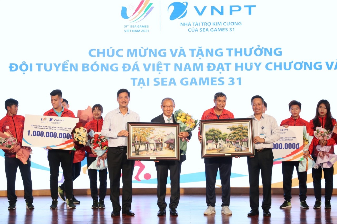 Lãnh đạo Tập đoàn VNPT tặng quà cho đội bóng đá U23 Việt Nam