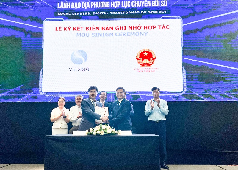 Ông Nguyễn Văn Khoa, Chủ tịch VINASA và ông Nguyễn Thanh Bình - Phó Chủ tịch UBND tỉnh Thừa Thiên Huế cùng ký kết