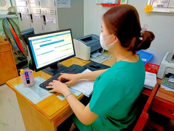 Nhân viên một phòng khám đang sử dụng phần mềm quản lý phòng khám và bác sĩ gia đình (VNPT Home & Clinic).