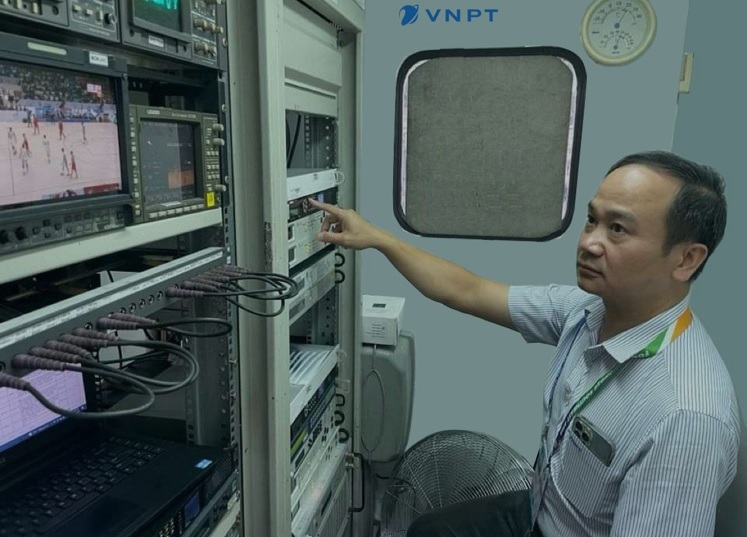 Anh Phan Hồng Thuấn -kỹ thuật viên xe phát hình, phát sóng lưu động VNPT phục vụ SEA Games 31.