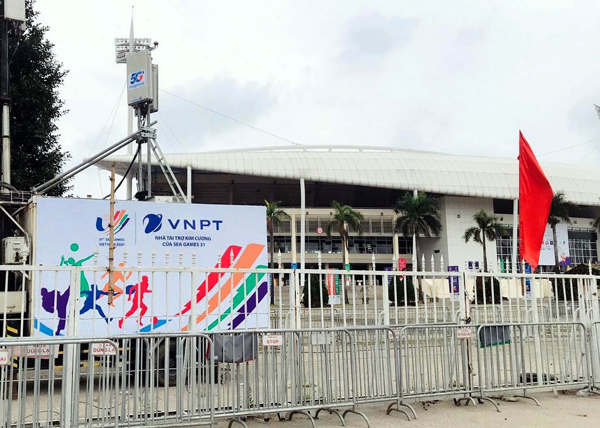 VNPT tăng cường xe phát sóng 5G tại Sân vận động Mỹ Đình phục vụ SEA Games.