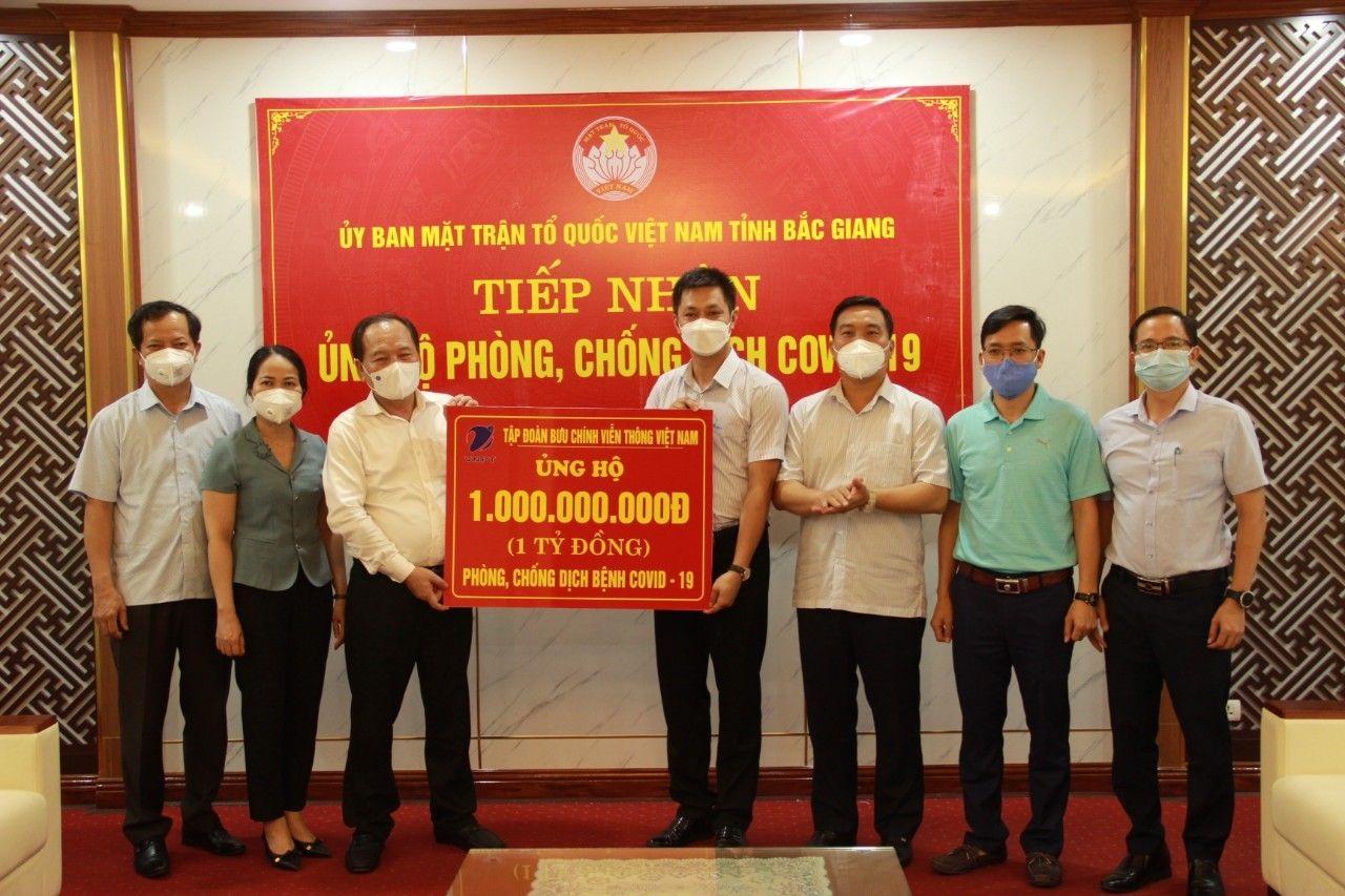 VNPT Bắc Giang đã trao cho Ủy ban Mặt trận tổ quốc Tỉnh số tiền 1 tỷ đồng của Tập đoàn VNPT ủng hộ Quỹ phòng chống dịch COVID-19 của Tỉnh