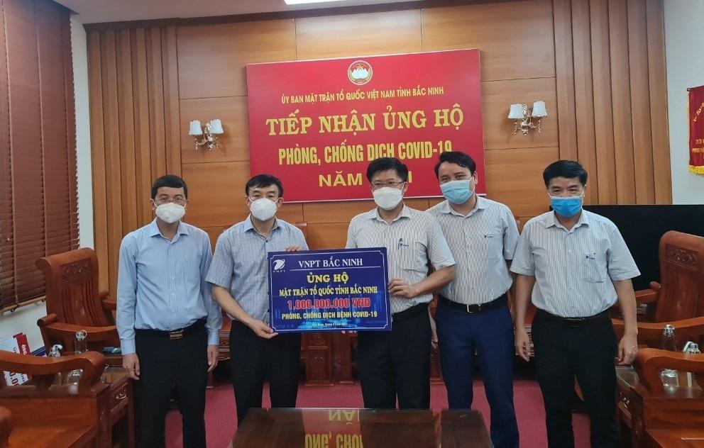 VNPT Bắc Ninh đã trao cho Ủy ban Mặt trận tổ quốc Tỉnh số tiền 1 tỷ đồng của Tập đoàn VNPT ủng hộ Quỹ phòng chống dịch COVID-19 của Tỉnh