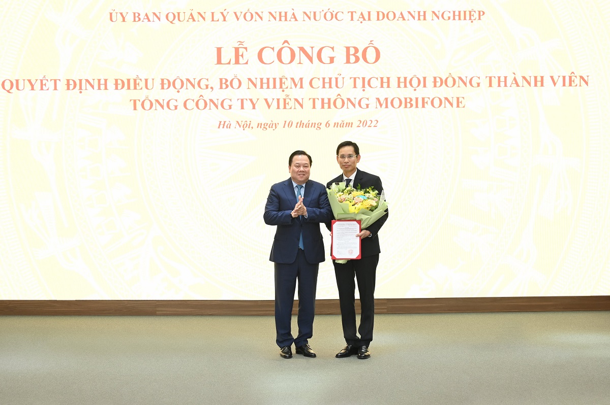 Chủ tịch Ủy ban Quản lý vốn Nhà nước tại doanh nghiệp Nguyễn Hoàng Anh trao Quyết định bổ nhiệm Chủ tịch Hội đồng thành viên Tổng công ty Viễn thông MobiFone cho ông Nguyễn Hồng Hiển.