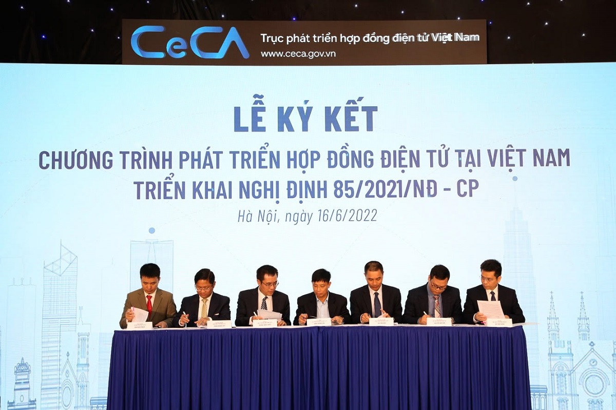 Đại diện các bên trong đó có Tập đoàn VNPT VNPT cùng tham gia ký kết thỏa thuận hợp tác với Cục Thương mại điện tử để liên kết cung cấp hợp đồng điện tử VNPT eContract lên Trục phát triển hợp đồng điện tử Việt Nam.