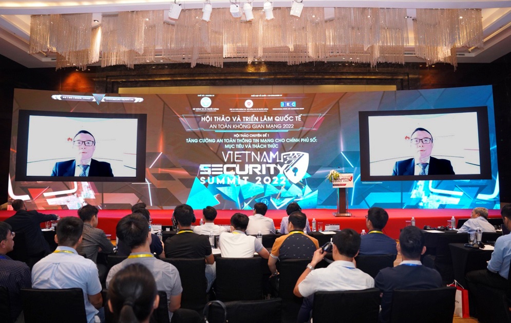 Ông Xiaoxin, chuyên gia cao cấp đến từ Trung tâm An toàn Bảo mật Toàn cầu của Huawei chia sẻ tại hội thảo.