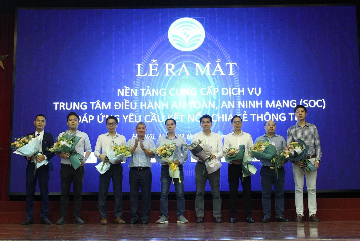 Thứ trưởng Bộ TT&TT Nguyễn Thành Hưng tặng hóa cho 8 doanh nghiệp cung cấp nền tảngdịch vụ trung tâm điều hành an toàn, an ninh mạng SOC đáp ứng yêu cầu kết nối, chia sẻ thông tin với Trung tâm Giám sát an toàn không gian mạng quốc gia trực thuộc Cục An toàn thông tin, Bộ Thông tin và Truyền thông, bao gồm VNPT, Viettel, BKAV, CMC, FPT, Cyradar và VNCS Global.