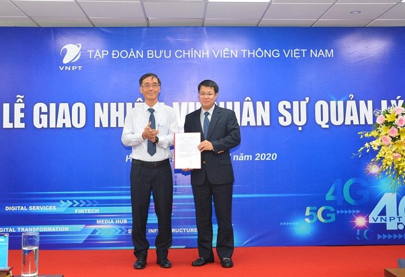 Thay mặt lãnh đạo Tập đoàn VNPT, ông Đỗ Vũ Anh - Thành viên Hội đồng thành viên VNPT trao quyết định giao quyền Tổng giám đốc Tổng công ty Dịch vụ viễn thông (VNPT-VinaPhone) - người đại diện theo pháp luật của VNPT VinaPhone cho ông Nguyễn Trường Giang