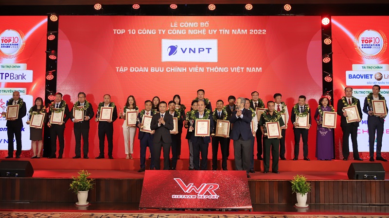 Ông Phạm Huy Hoàng - Phó Tổng Giám đốc Công ty Công nghệ thông tin VNPT lên nhận cúp, giấy chứng nhận doanh nghiệp TOP 10 Công ty công nghệ uy tín năm 2022