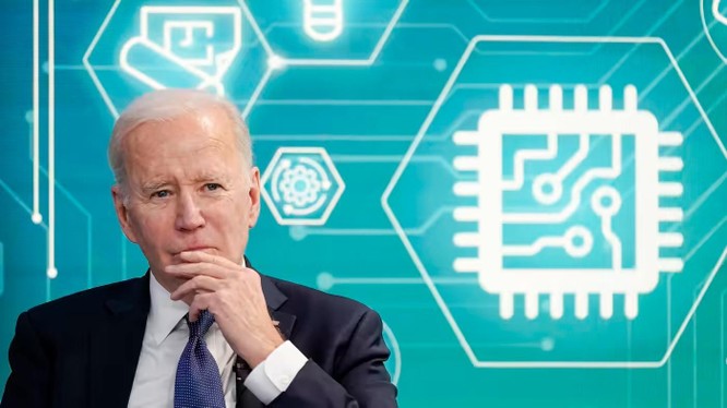Tổng thống Joe Biden chuẩn bị ký ban hành Đạo luật Khoa học và Chip trị giá 280 tỉ USD, cung cấp hỗ trợ tài chính cho các công ty sản xuất chip đầu tư vào ngành công nghiệp bán dẫn Mỹ (ảnh: AP)