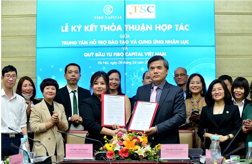 Bà Kiều Ngoan đại diện Fibo Capital Việt Nam ký kết hợp tác với Trung tâm Hỗ trợ Đào tạo và Cung ứng Nhân lực