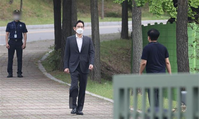 Phó Chủ tịch Công ty Samsung Electronics Lee Jae-yong rời Trung tâm giam giữ Seoul ở Uiwang, Hàn Quốc, ngày 13/8/2021. (Ảnh: Yonhap/TTXVN)