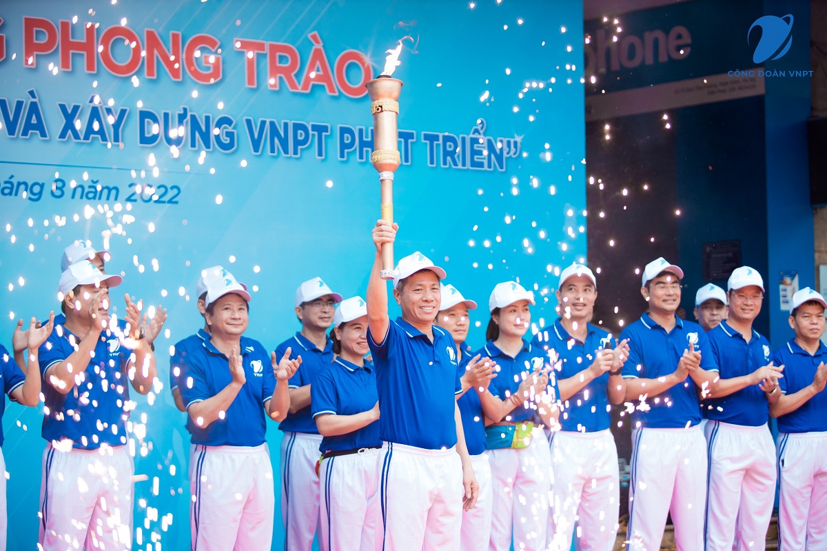 ôngTô Dũng Thái - Chủ tịch Tập đoàn VNPT đại diện cho toàn thể CBCNV người lao động VNPT trên cả nước đã thắp lên ngọn lửa để chính thức khởi động phong trào “Khỏe - Để gia đình hạnh phúc và xây dựng VNPT phát triển”.