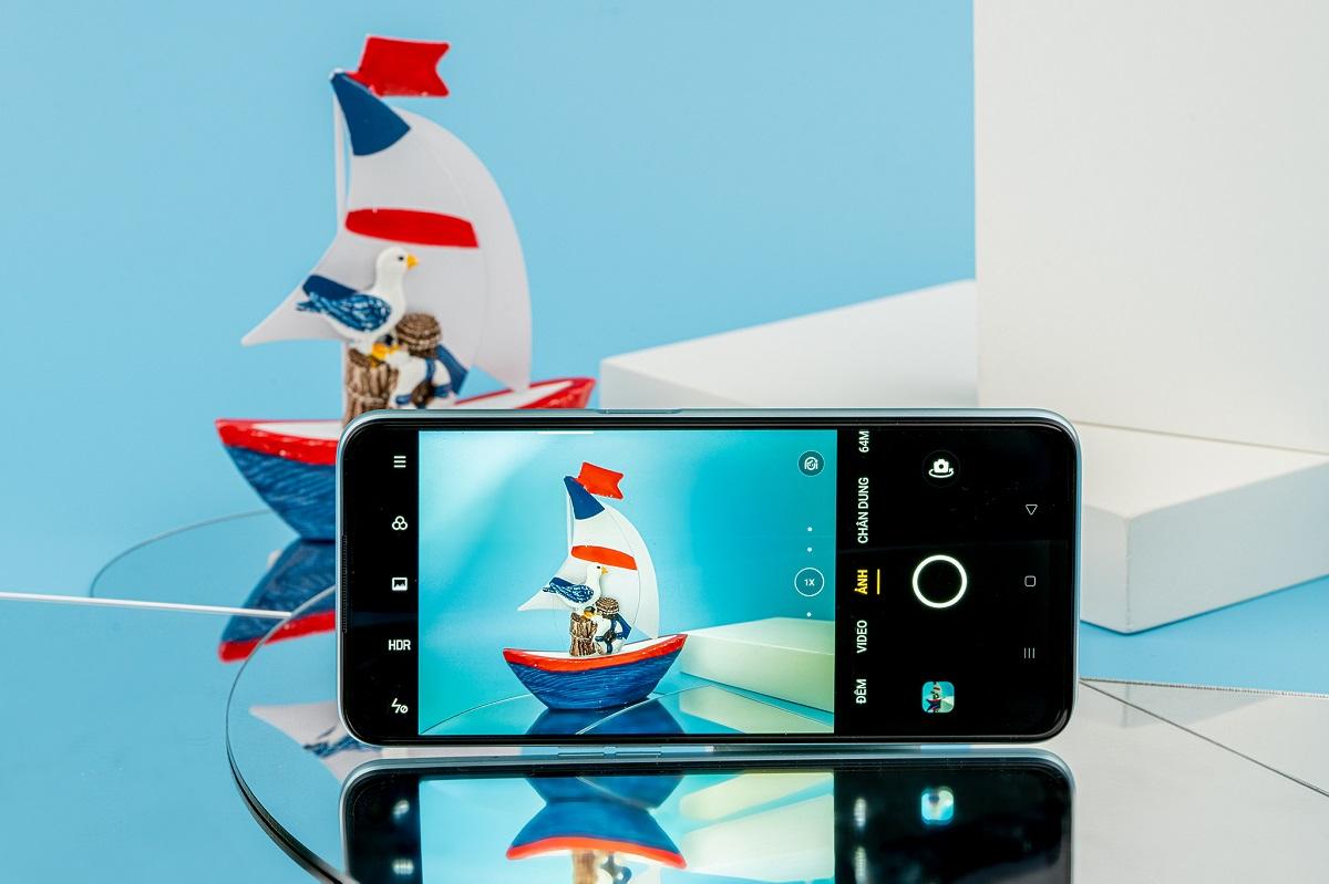 Smartphone được trang bị bộ 4 camera sau Sony 64MP bao gồm: Camera chính 64MP, 26mm, f/1.8, cảm biến Sony IMX682; được trang bị ống kính góc siêu rộng 8MP 119°, 16mm, f/2.3; Ống kính chân dung B&W: f/2.4, bộ lọc màu; Ống kính góc siêu cận: cự ly 4cm, f/2.4. Cùng với đó là camera selife 16MP, f/2.0, cảm biến Sony IMX471 với loạt tính năng chụp toàn cảnh, làm đẹp, Selfie lật, Chụp đêm, Chế độ chụp chân dung ấn tượng. Ngoài ra, người dùng còn có thể quay video ở các chế độ 1080p@30fps, 720p@30fps và slo-mo 120fps.