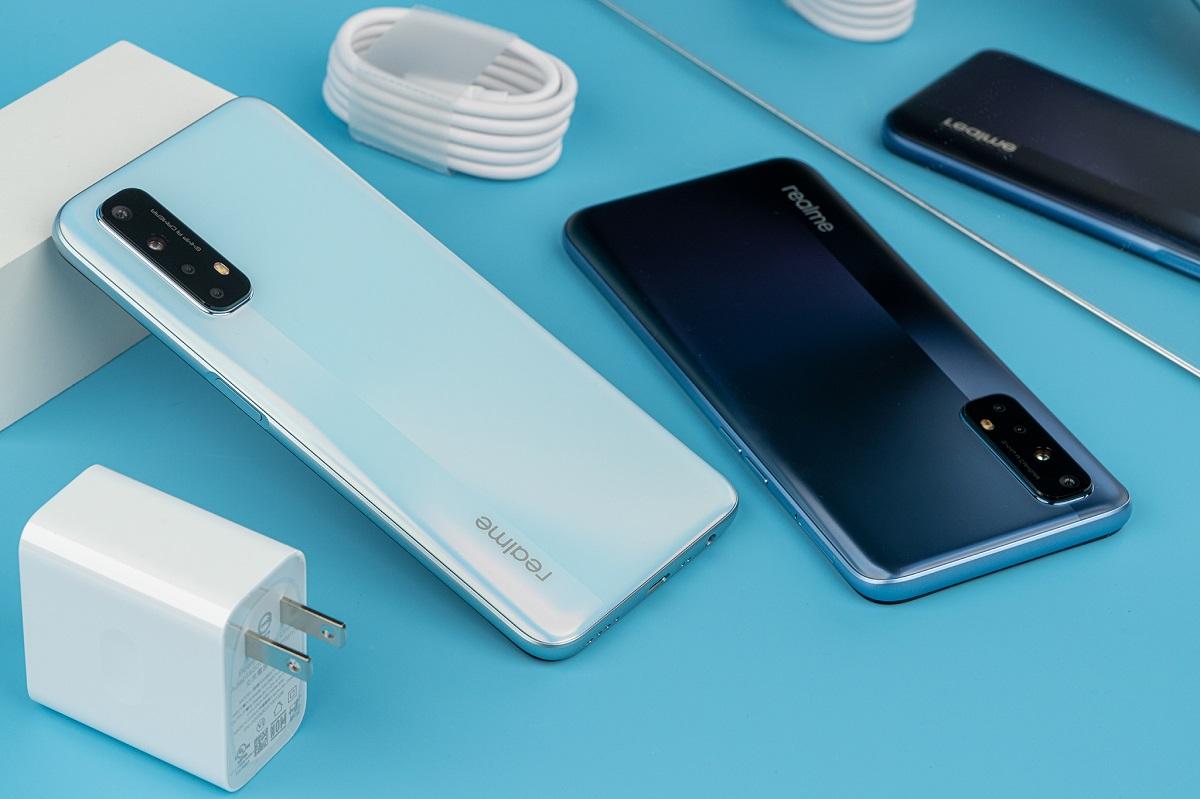 Realme 7 có hai màu, sương lam, khói trắng
