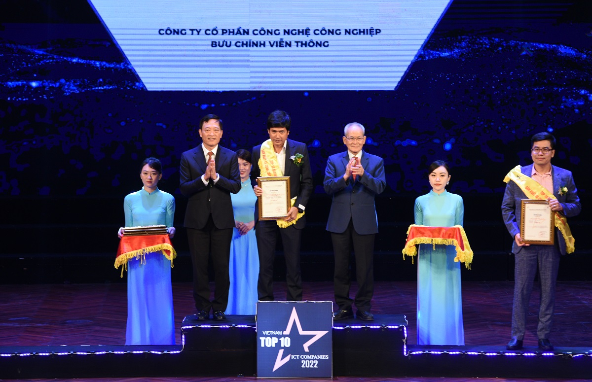 Ông Nguyễn Viêt Bằng - Phó Tổng Giám đốc VNPT Technology lên nhận giải thưởng.