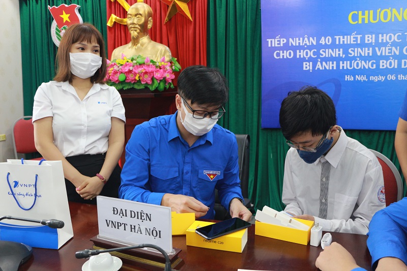 Đoàn viên Thanh niên VNPT Hà Nội hướng dẫn các em học sinh sử dụng thiết bị máy tính bảng để phục vụ học tập