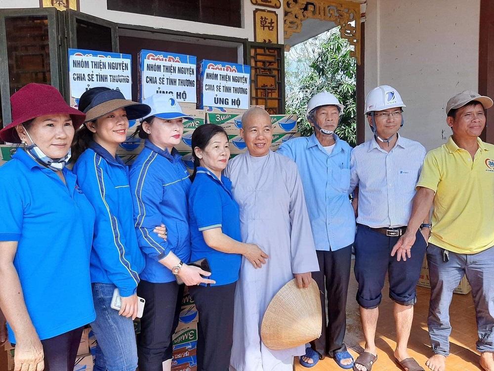 Các cán bộ nhân viên VNPT tại Quảng Trị tham gia hỗ trợ người dân sau lũ