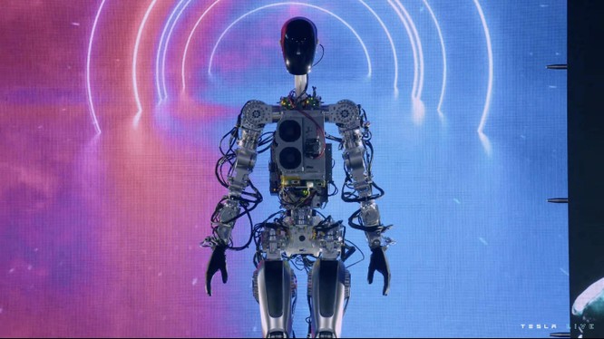 Robot hình người, được gọi là Tesla Bot hoặc Optimus của Tesla. Ảnh CNBC