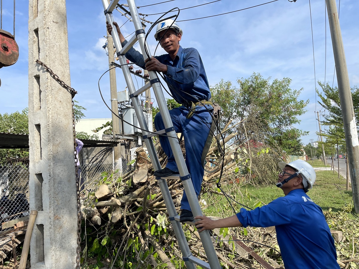 Nhân viên kỹ thuật VNPT khắc phục hậu quả bão tại Đà Nẵng