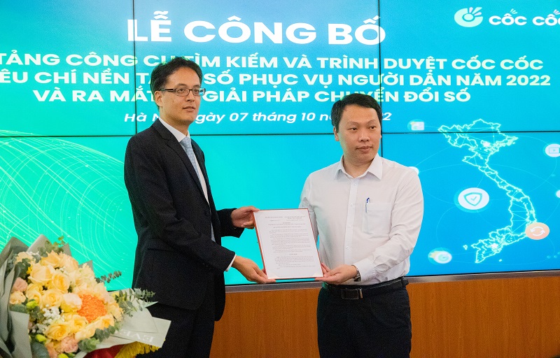 Thứ trưởng Nguyễn Huy Dũng đã chính thức công bố và trao quyết định công nhận Công cụ tìm kiếm và Trình duyệt Cốc Cốc đạt tiêu chí Nền tảng số phục vụ người dân năm 2022.