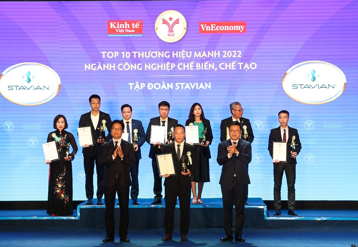 Ông Đinh Đức Thắng - Chủ tịch HĐQT Tập đoàn Stavian nhận Danh hiệu TOP 10 Thương hiệu Mạnh Việt Nam Ngành Công nghiệp Chế biến - Chế tạo