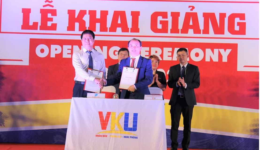 ông Nguyễn Trung Hải – Trưởng Đại diện VNPT tại Đà Nẵng, Giám đốc VNPT Đà Nẵng và ông Huỳnh Công Pháp – Hiệu trưởng Trường Đại học Công nghệ Thông tin Việt – Hàn (VKU) đã đại diện ký Thỏa thuận hợp tác về Viễn thông và Chuyển đổi số giữa 2 đơn vị.
