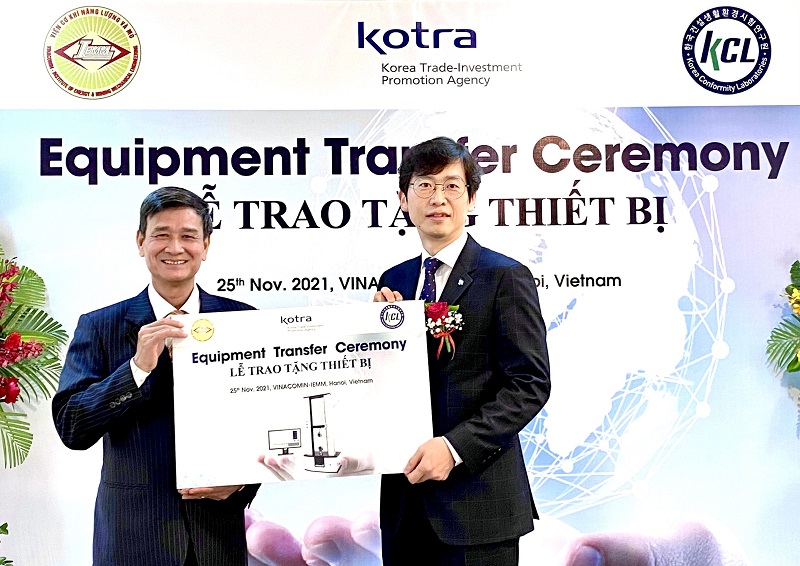 Ông Lee Heun-soo - Giám đốc văn phòng đại diện KCL tại Việt Nam (phía bên phải) và ông Lê Thái Hà -  Viện trưởng IEMM chụp ảnh lưu niệm sau sự kiện chuyển giao.
