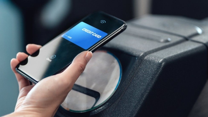 Apple Pay là một tính năng tuyệt vời nhưng ít người sử dụng. Apple Pay không chỉ giúp thanh toán bằng iPhone ở bất kỳ đâu, người dùng có thể giao dịch trực tuyến bằng những thiết bị Apple khác có đồng bộ tài khoản. Tuy nhiên, tính năng này hiện chưa khả dụng tại Việt Nam. (Ảnh: BBC)