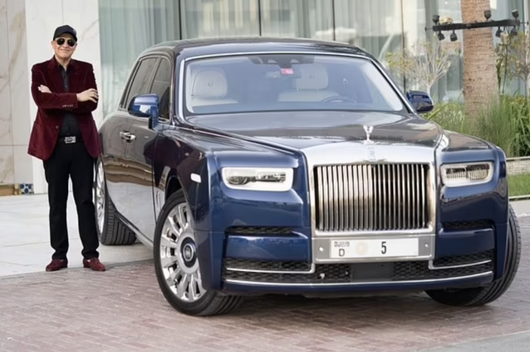 Abu Sahab bên chiếc xe Roll Royce gắn biển số xe trị với giá 9 triệu USD (Ảnh: Instagram).